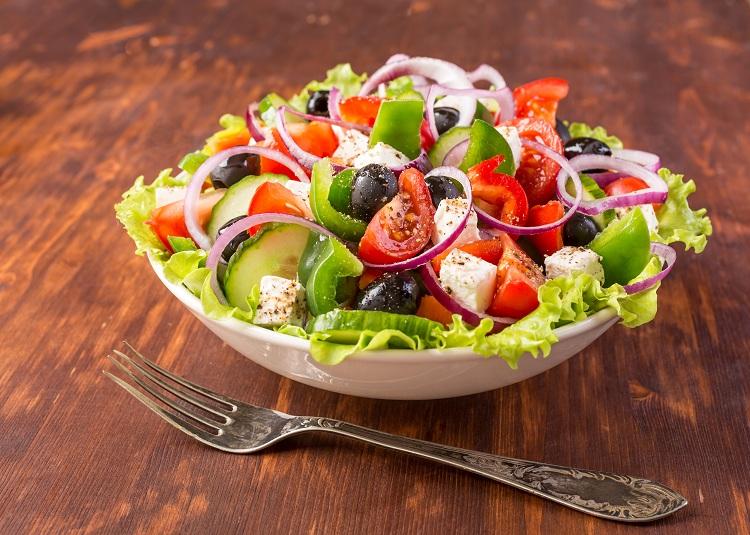 Muito além do sal: os melhores temperos para sua salada 