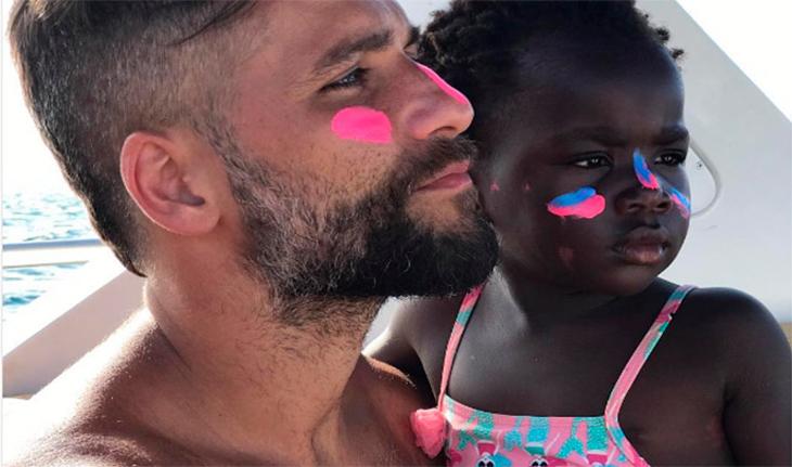 Família de férias: Bruno Gagliasso usa filtro solar neon combinando com a filha 