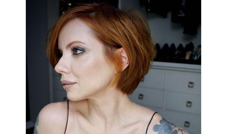 Na foto há a blogueira Julia Petit com o cabelo ruivo e cortado chanel.