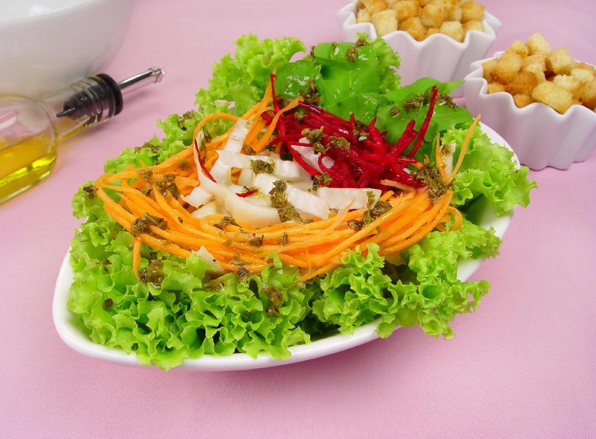 Salada colorida crocante 