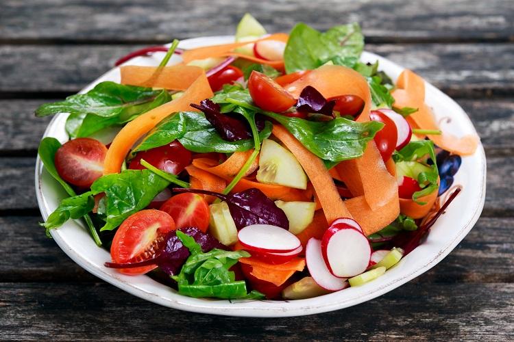 Que as saladas são importante e benéficas todas sabem, porém existem algumas dicas que precisam ser seguidas para conservar suas qualidades. Confira!