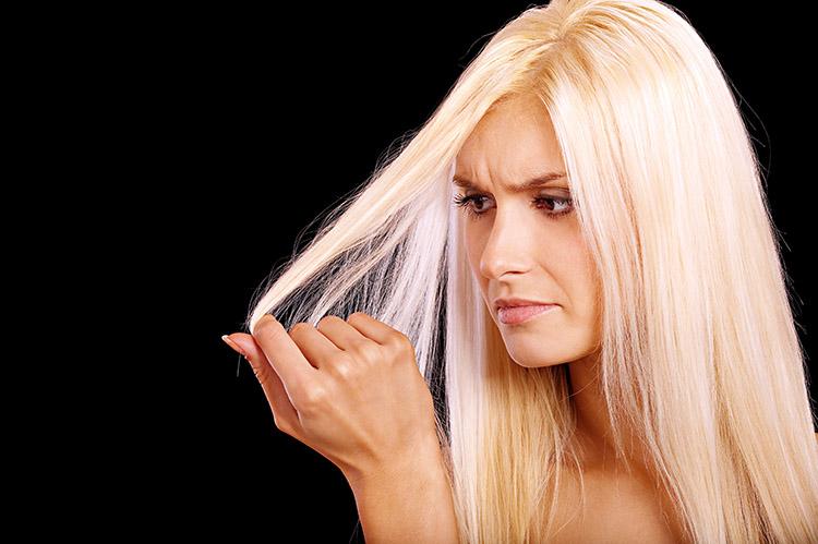 A queda de cabelo pode ser causada por diversas questões, entre elas, a má alimentação e o estresse. Descubra quando se preocupar com o problema!