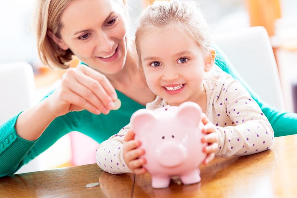 As crianças aprendem com o exemplo dos pais. Por isso, a educação financeira é muito importante! Veja cinco dicas para ajudar seu filho a cuidar do dinheiro