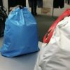 As bolsas saco de lixo estão disponíveis em três cores: preto, azul e branco