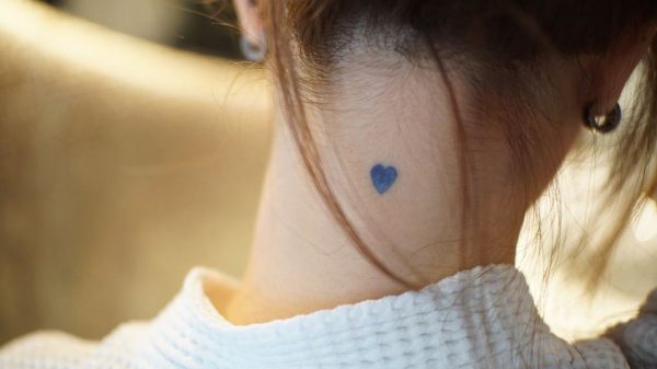 A tatuagem no pescoço pode ser feminina e delicada
