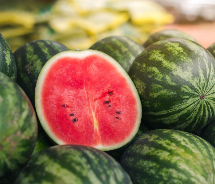 A melancia é uma das frutas que podem ajudar na hidratação da pele