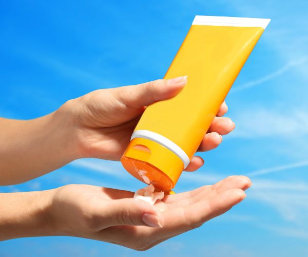O uso de protetor solar é muito importante para a prevenção do câncer de pele