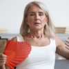 Xô, calor! 6 formas de aliviar os sintomas da menopausa no verão