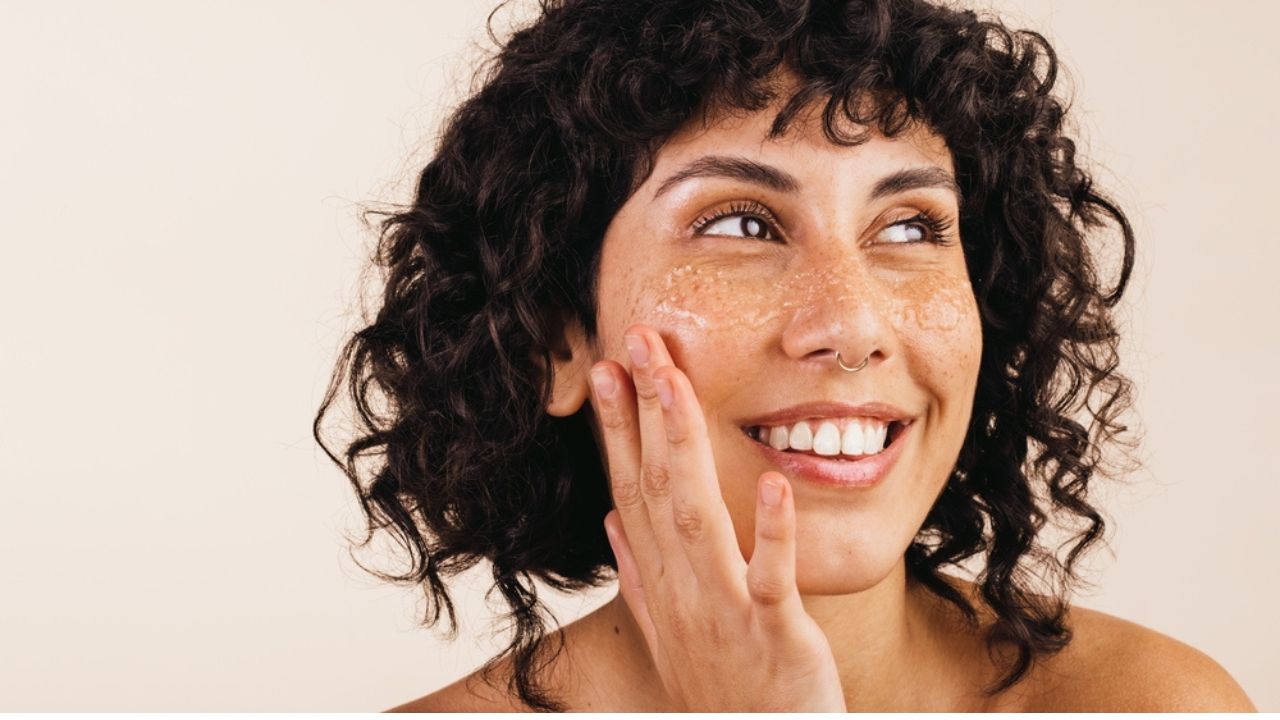 Entre os benefícios proporcionados pela esfoliação está uma melhor absorção de ativos pela pele