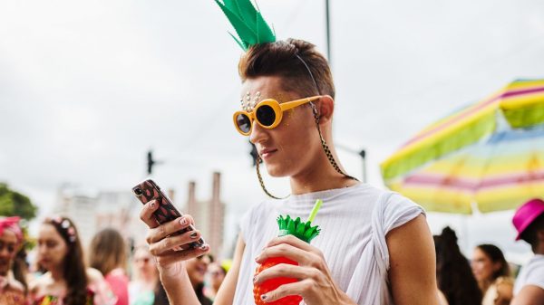 Saiba os principais cuidados com o celular no Carnaval