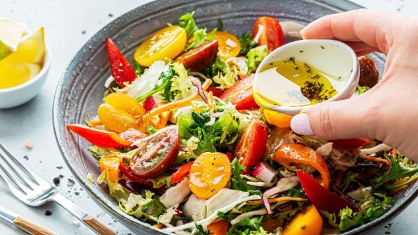 A adição da salada na dieta é uma das principais dicas para desinchar e desintoxicar