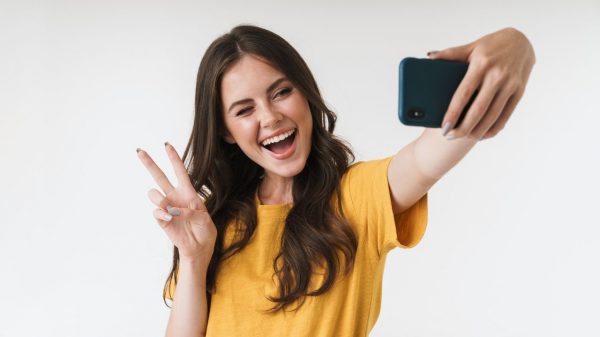 Postar selfies pode ser divertido, mas também pode ser um sinal de narcisismo