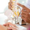 Saiba como a quiropraxia pode ajudar com as dores na coluna
