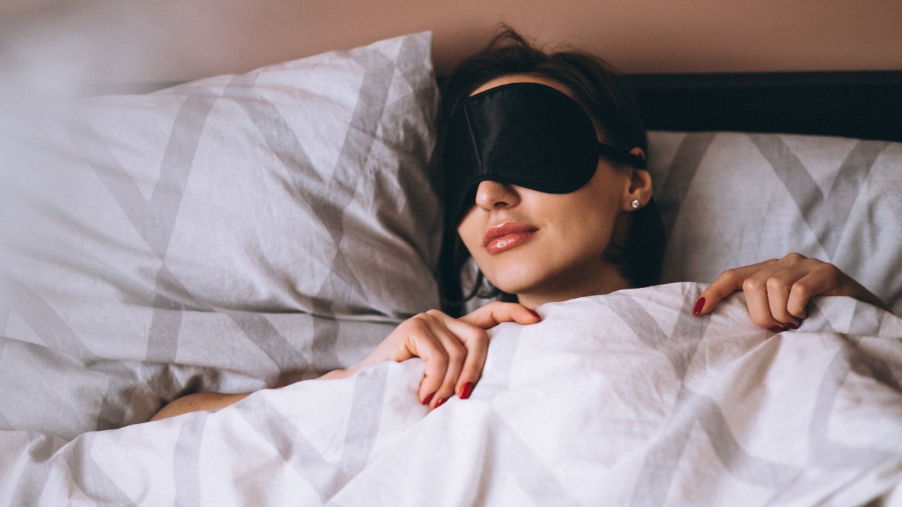 Saiba como a máscara de dormir ajuda na qualidade do sono