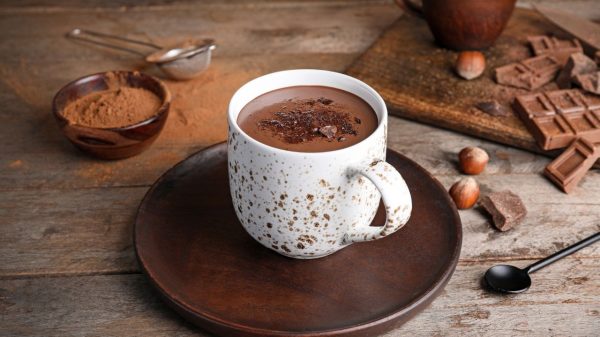 Aprenda duas receitas deliciosas de chocolate quente