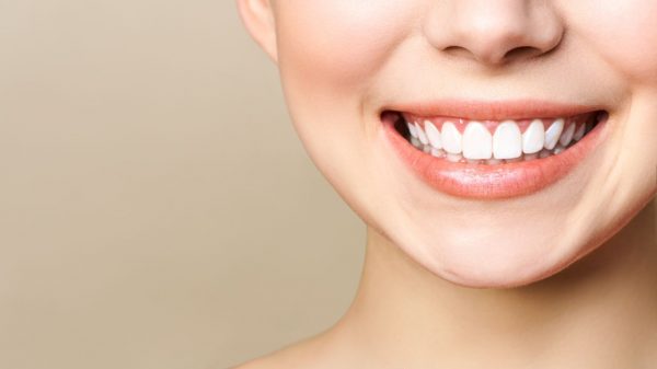 Além de não escovar: 7 hábitos que prejudicam a saúde bucal