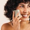Lavar o rosto com sabonete em barra faz mal? Entenda os riscos