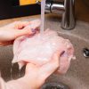 Especialistas alertam sobre os perigos de lavar o frango cru na pia da cozinha antes de cozinhá-lo