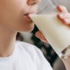 O leite A2 é uma alternativa para pessoas com sensibilidade à proteína do leite convencional; especialista explica