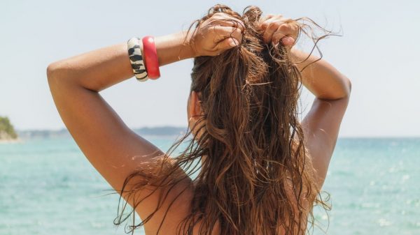 Proteger o cabelo do sol é importante para não danificar os fios