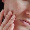Aprenda como esconder os poros dilatados com maquiagem de maneira prática!