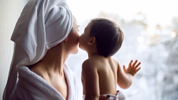 Especialista sugere hábitos que ajudam a promover o autocuidado na maternidade para melhorar a autoestima e o bem-estar