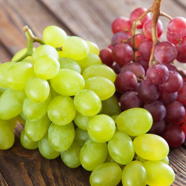 Entenda os diferentes benefícios das uvas verde e roxa