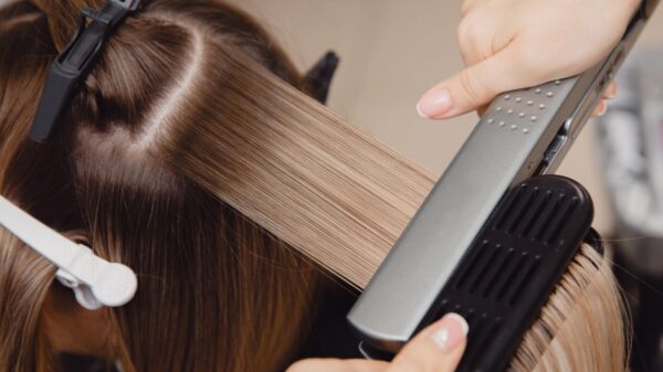 Profissional lista cuidados para manter a saúde e beleza dos cabelos mesmo após procedimentos que podem danificá-los
