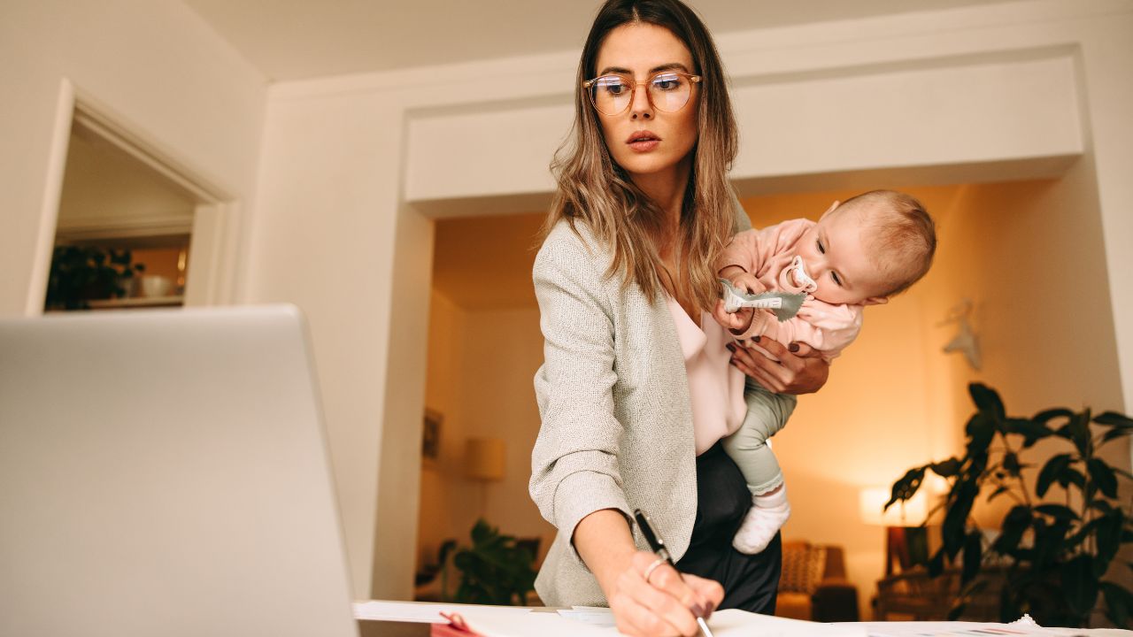 Demissão após o fim da licença-maternidade está entre os obstáculos enfrentados pelas mulheres no ambiente corporativo