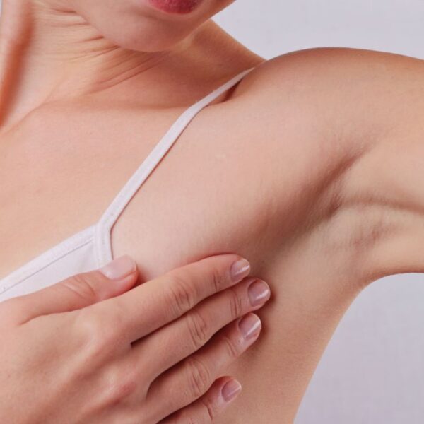 Hidratar a pele antes e após a depilação e evitar água quente é fundamental para garantir uma pele saudável e macia