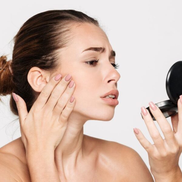 Segundo dermatologista, o cortisol, hormônio causador do estresse, acelera o envelhecimento e agrava doenças de pele