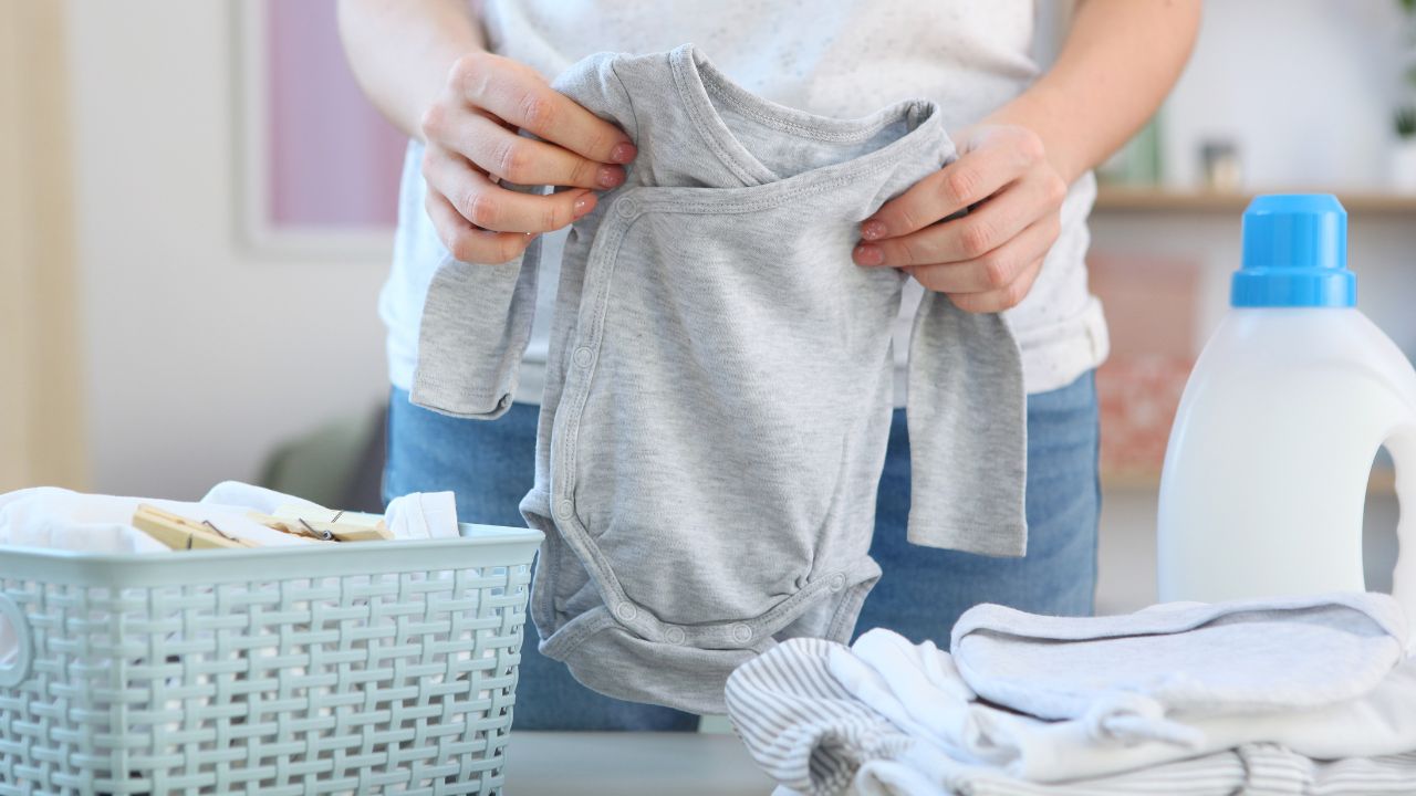 Lavar as roupinhas do bebê exige um cuidado extra na hora da lavagem; veja dicas para realizar a tarefa de forma descomplicada