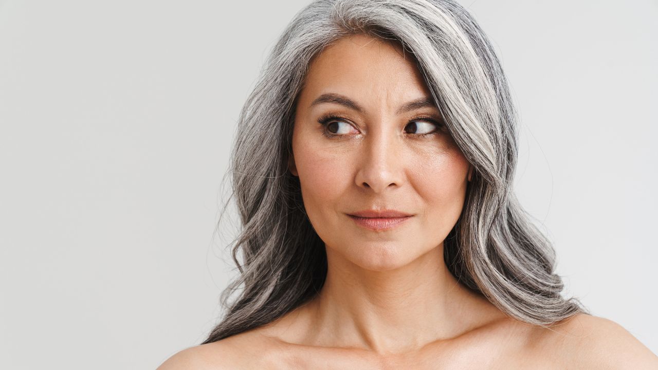 Dermatologista explica as causas dos cabelos brancos e esclarece mitos e verdades sobre o assunto