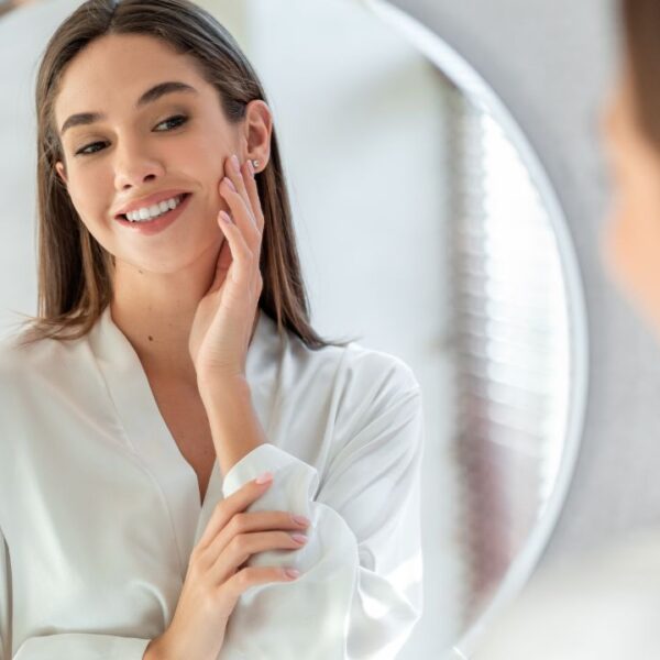 Dermatologista compartilha algumas dicas para manter a pele viçosa e hidratada ao longo de toda a estação