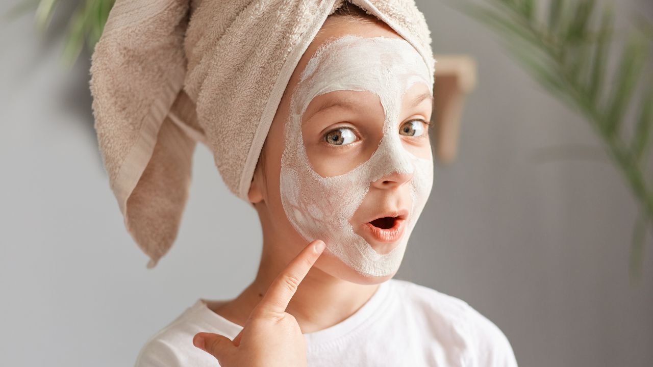 Trend nas redes sociais incentiva meninas e adolescentes a usarem produtos para pele de forma inadequada