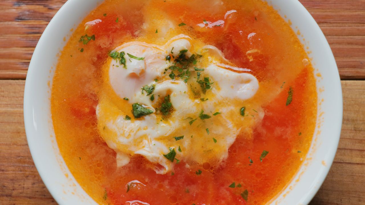 Sopa de tomate com ovos