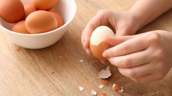 Veja esse truque para descascar ovo