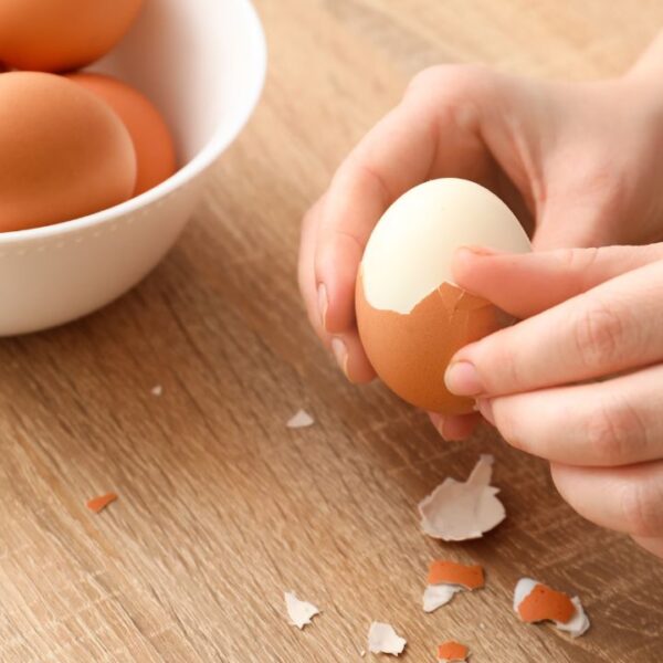 Veja esse truque para descascar ovo