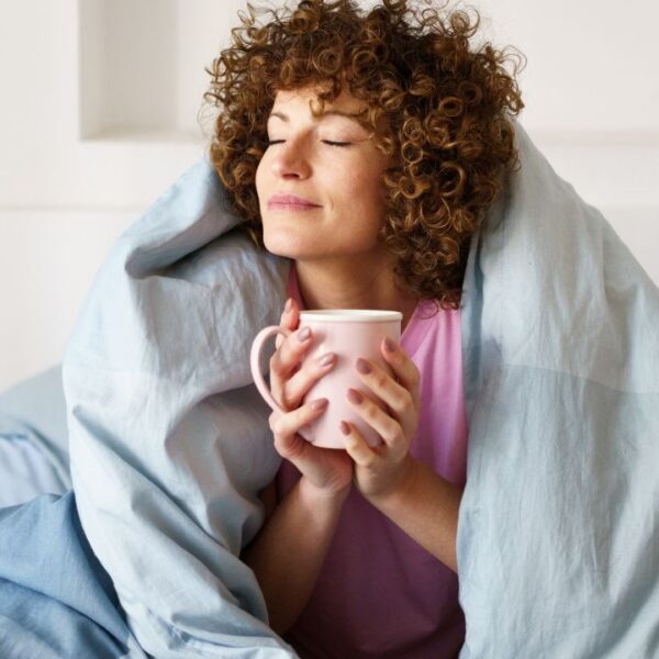 Saiba quanto tempo antes de dormir você deve parar de beber café e qual é a quantidade máxima de cafeína recomendada para não perder o sono