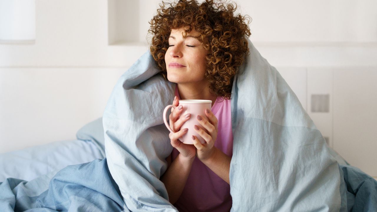 Saiba quanto tempo antes de dormir você deve parar de beber café e qual é a quantidade máxima de cafeína recomendada para não perder o sono