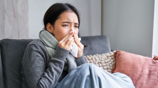 Ambientes fechados e baixa imunidade estão entre os fatores que favorecem a transmissão de vírus causadores de doenças respiratórias