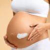 Especialista explica os cuidados necessários com a pele durante a gravidez para prevenir problemas como acne e manchas