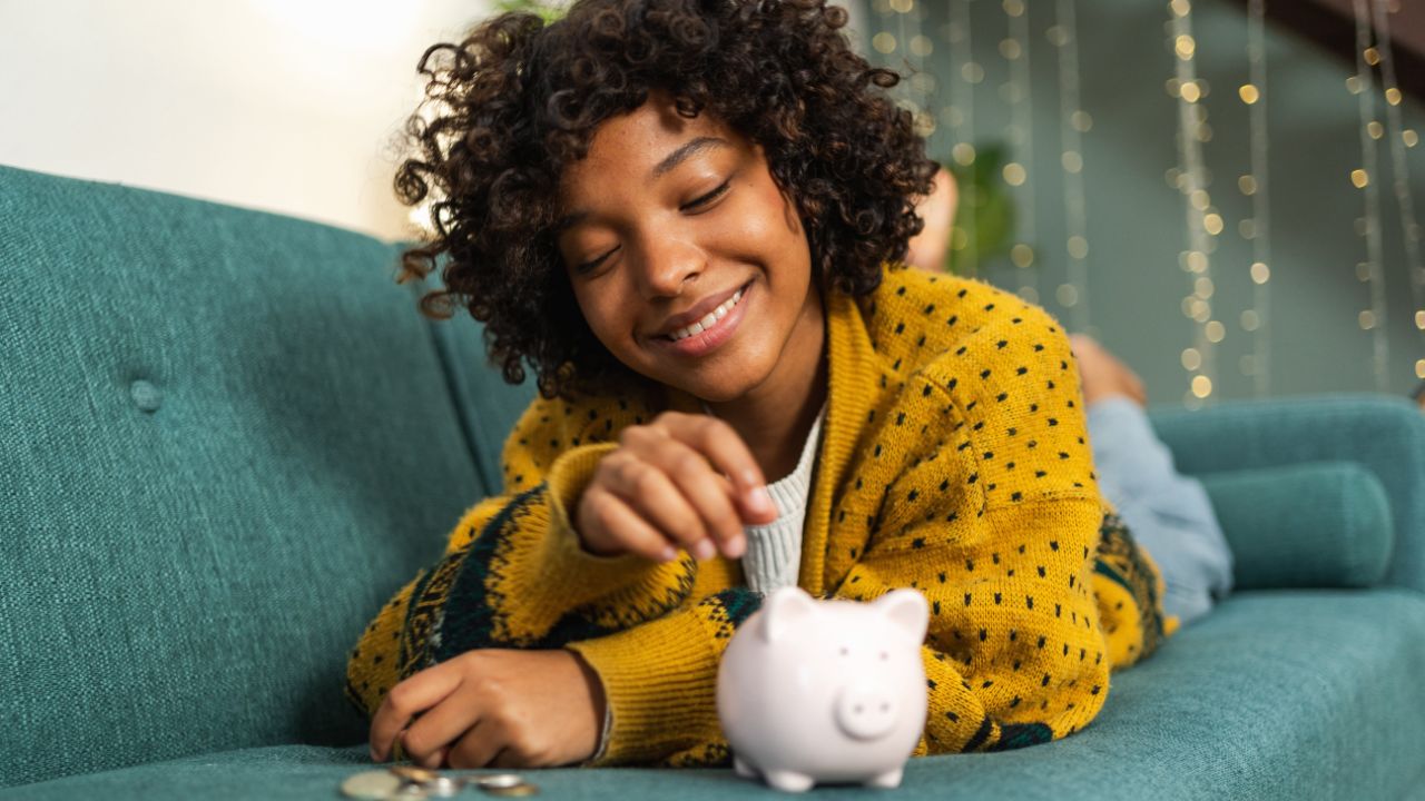 Guardar dinheiro na poupança é um hábito saudável que pode proporcionar segurança financeira e ajudar a alcançar objetivos a curto e longo prazo