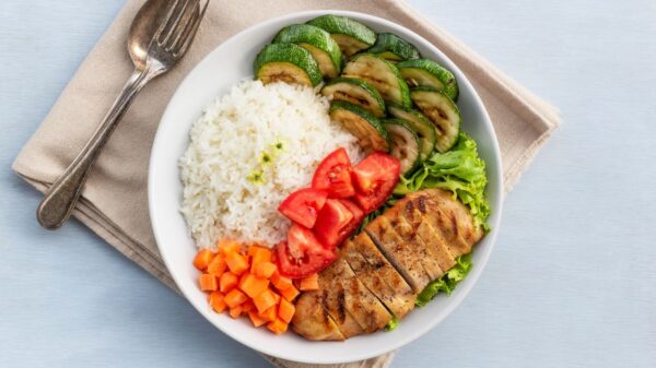 Preparar um prato mais colorido é ajuda a garantir uma alimentação mais variada, equilibrada e rica em nutrientes