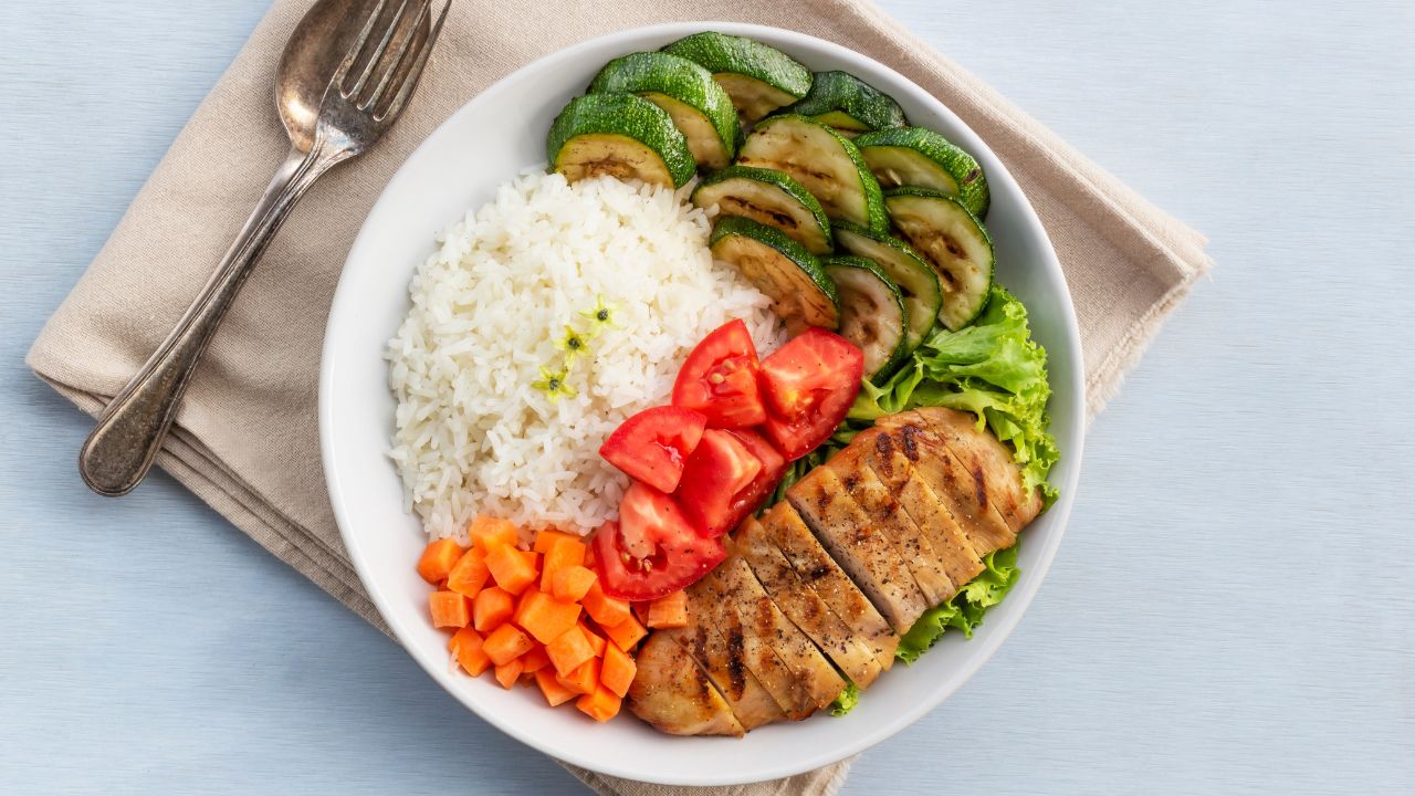 Preparar um prato mais colorido ajuda a garantir uma alimentação mais variada, equilibrada e rica em nutrientes
