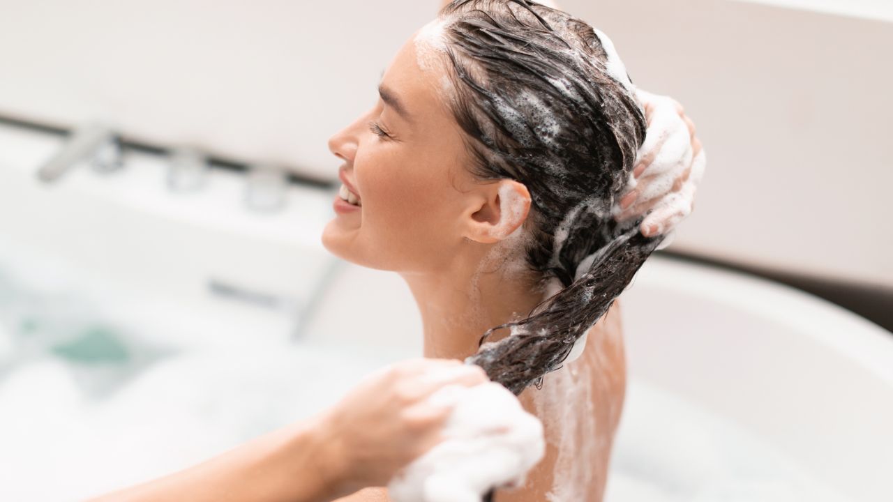 Você costuma diluir o shampoo para economizar? Saiba se o hábito pode causar danos à saúde capilar