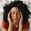 Médica explica como práticas comuns do dia a dia tendem a causar dores de cabeça e destaca ações importantes para melhora do bem-estar