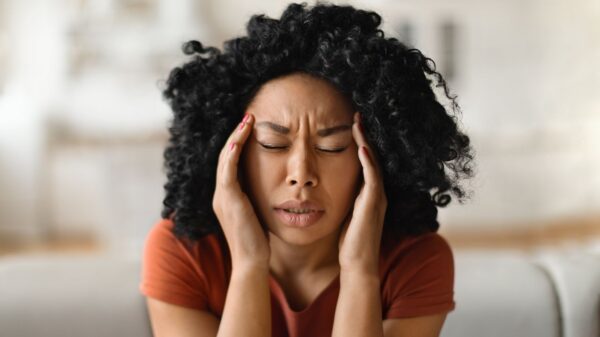 Médica explica como práticas comuns do dia a dia tendem a causar dores de cabeça e destaca ações importantes para melhora do bem-estar