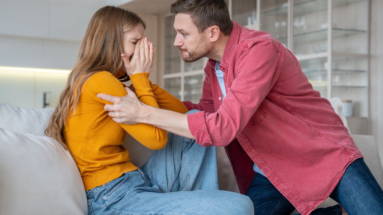 Manipulação, chantagem emocional e violência são características comuns de relações tóxicas e abusivas