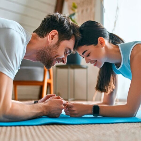 Especialista explica os benefícios de treinar em dupla e indica exercícios para fazer com o seu amor